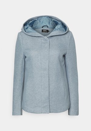 Giacca con cappuccio blu chiaro, maniche lunghe e chiusura frontale a scomparsa, dotata di una morbida fodera interna simile alla seta nel cappuccio.