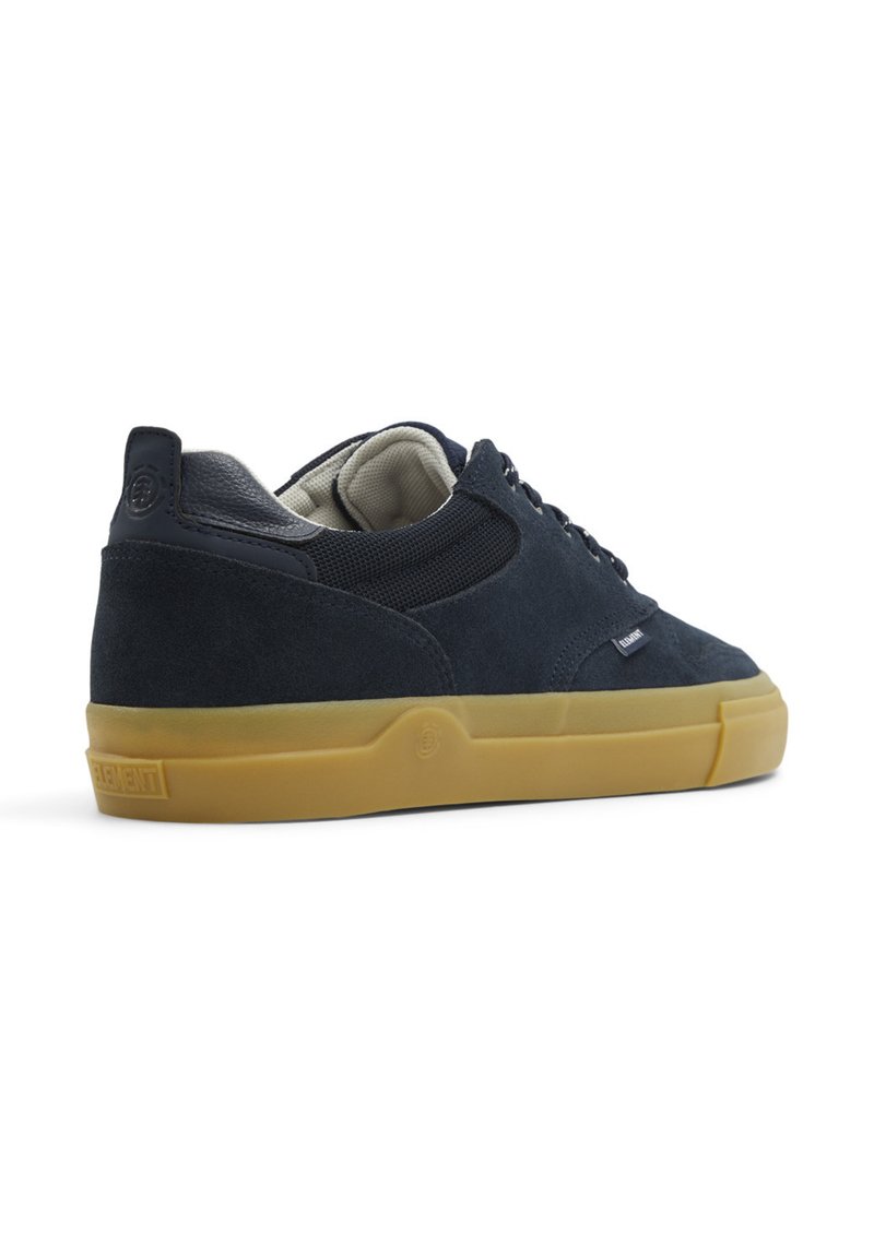 Navy Suede Sneaker mit einer Sohle aus Gummi, ausgestattet mit einem gepolsterten Kragen, Mesh-Einsätzen und einem Logolabel an der Seite. Klassisches Schnürdesign.