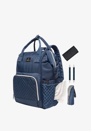 Mochila azul marino hecha de tela duradera, con un patrón acolchado en un bolsillo frontal, dos asas, correas ajustables y un bolsillo accesorio removible.