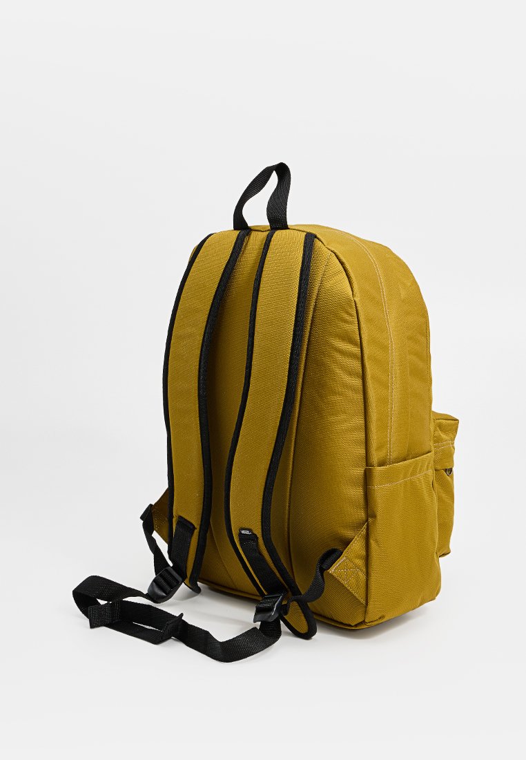 Mochila de tela amarilla con correas negras acolchadas y bolsillos laterales. Presenta una forma redondeada y una superficie texturizada. Acentos negros a lo largo de las costuras.