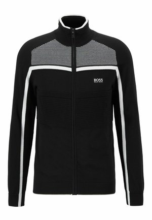Zwarte trui met rits met witte strepen op de schouders en mouwen, gestructureerde gebreide panelen en "BOSS HUGO BOSS" logo op de borst.