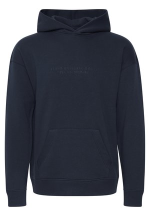 Navyblå hættetrøje lavet af blødt stof, med en frontlomme, ribbede manchetter og et struktureret logotryk på brystet.