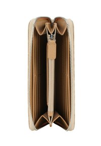 Portafoglio in pelle beige aperto, che presenta numerosi slot per carte, un compartimento centrale con zip e un interno liscio e texturizzato.