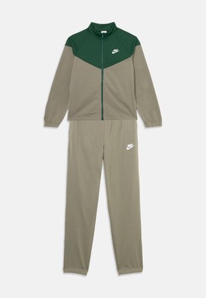 Nike Zip-Up Trainingsanzug in Oliv und Grün, mit hohem Kragen, kontrastierender Panele-Design, elastischen Bündchen und Logo auf der Brust und den Hosen.