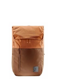 Mochila de tela marrón con parte superior enrollada, que cuenta con un bolsillo frontal con cremallera, un parche de logo y secciones superiores e inferiores de color mostaza contrastante.