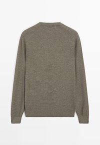 Olivgrüner, gestrickter Pullover mit langen Ärmeln, Rundhalsausschnitt und gerippten Bündchen. Eine strukturierte Webart bedeckt den Rücken und verleiht dezente Tiefe.