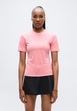 Krátky rukáv, priliehavé športové tričko v jasne ružovej farbe, vyrobené z hladkej látky. Má okrúhly výstrih a malý logo na hrudi.