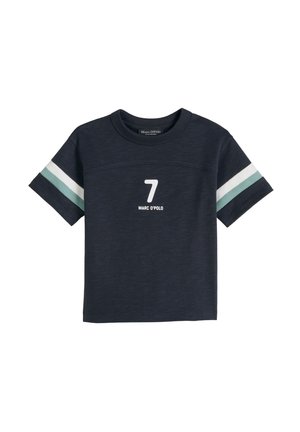 Navyblauw T-shirt met korte mouwen, witte en turquoise strepen op de mouwen, nummer 7 en "MARC O'POLO" gedrukt op de voorkant.