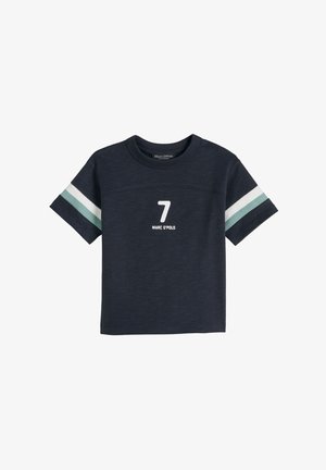 Marineblaues T-Shirt mit kurzen Ärmeln, weißen und türkisfarbenen Streifen an den Ärmeln, der Zahl 7 und "MARC O'POLO" Aufdruck auf der Vorderseite.