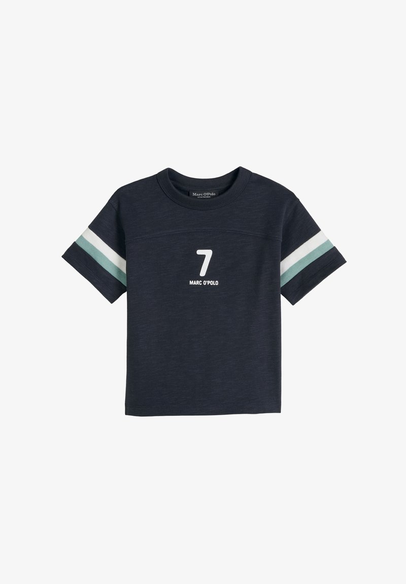 T-shirt bleu marine à manches courtes avec des rayures blanches et turquoise sur les manches, numéro 7 et "MARC O'POLO" imprimés sur le devant.