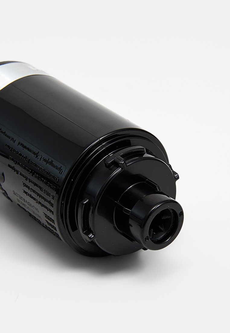 Czarna plastikowa butelka spray z okrągłym korpusem, teksturowanym uchwytem i dyszą na górze. Posiada wytłoczone napisy oraz matowe wykończenie.