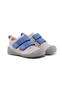 Grijze stoffen kinderschoenen met blauwe verstelbare klittenbandsluitingen, textuurgrijze rubberen zolen en een zachte binnenvoering.