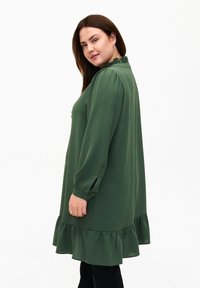 Zizzi WITH RUFFLE DETAILS - Dnevna haljina - cilantro stripe