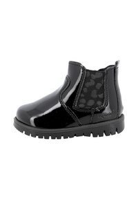 Stivaletto in pelle verniciata nera con pannelli laterali elasticizzati, tessuto texturizzato e suola in gomma robusta. Presenta punta arrotondata e bordi cuciti.