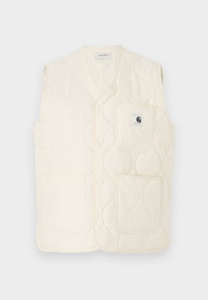 Gilet matelassé en blanc cassé avec un col en V, des boutons sur le devant, deux grandes poches plaquées et une étiquette logo sur la poche de gauche. Texture douce.