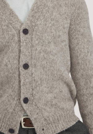 Lichtgrijze gebreide cardigan van zacht wol, met een V-hals, vier donkere knopen en een losse pasvorm met geribbelde randen.