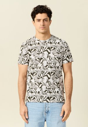 Camiseta de manga corta en verde oliva con un patrón de hojas tropicales blancas, cuello redondo y corte relajado. Tejido de mezcla de algodón, estilo casual.