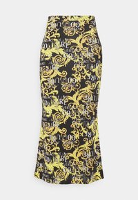 Svart kjol med gula barockmönster och vit text med orden "VERSACE JEANS COUTURE." Figurformad design med utställd fåll.