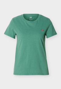 T-shirt vert en coton à manches courtes avec col rond et petit logo rouge Levi’s sur la poitrine gauche.