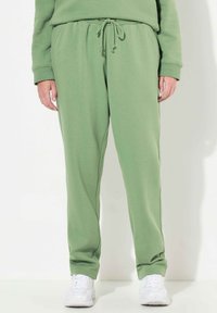 Ulla Popken KUSCHELWEICHE INNENSEITE ELASTIKBUND - Jogginghose - sage green