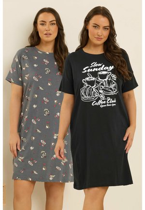 Dos mujeres vestidas con camisones informales hasta la rodilla, uno gris con un patrón de desayuno y el otro negro con la impresión "Club del Café de Domingo Tranquilo".