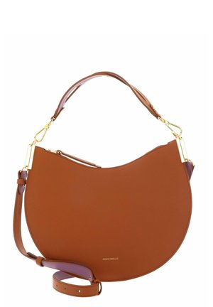 Bolso de mano de piel marrón con forma de media luna, herrajes dorados, cierre superior con cremallera y correa de hombro ajustable.