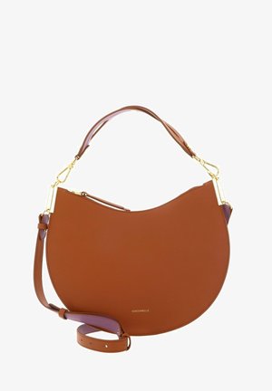 Bolso de mano de piel marrón con forma de media luna, herrajes dorados, cierre superior con cremallera y correa de hombro ajustable.