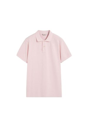 Polo rosa claro de manga corta con cuello y dos botones en la tapeta, mostrado sobre fondo blanco.