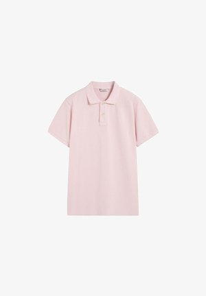 Polo rosa claro de manga corta con cuello y dos botones en la tapeta, mostrado sobre fondo blanco.