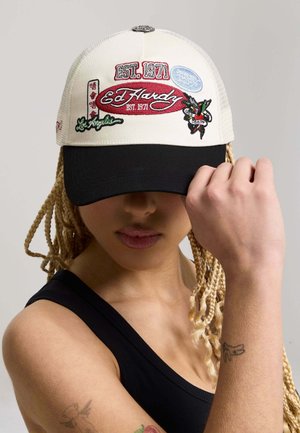 Ed Hardy, UNISEX EST 1971 VARSITY BADGE 5 PANEL TRUCKER - Cap - white black