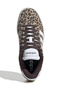 Leopardmönstrade sneakers i brunt och beige, med vita ränder, bruna snören och vadderad krage. Har logotyp på tungan och strukturerat tyg.