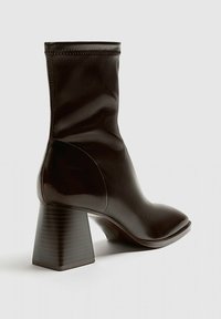Stradivarius HEEL WITH STRETCH LEGS - Stivaletti - brown