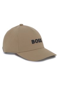 Tan basebollkeps i texturerat tyg med justerbar baksida, böjd skärm och en framträdande svart "BOSS"-logotyp framtill.
