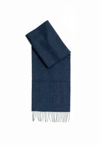 Bufanda azul marino con patrón de espiga, hecha de tela suave, con bordes desflecados. Forma rectangular, doblada cuidadosamente en un extremo.