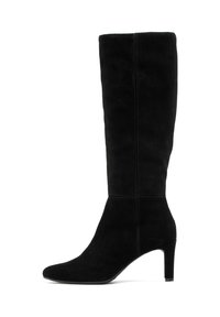 Bota de gamuza negra hasta la rodilla con punta afilada y un tacón de aguja de 5 cm. Textura suave con mínimo detalle de costura, silueta elegante.