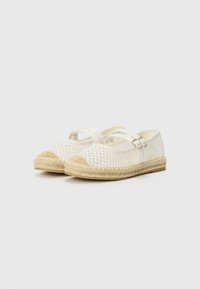 Espadrilles en toile blanche avec un bout rond, semelle en jute et deux brides réglables. La tige texturée présente un motif décoratif.