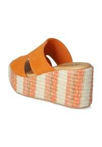 Oranje nubuck wedge sandaal met open zijkanten en een patroon van geweven stro op het plateau, versierd met roze, witte en beige strepen. Platte zool.