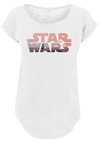 Hvit T-skjorte med korte ermer som har et stort "STAR WARS"-grafikk i gradientfarger med en silhuett av en figur i et ørkenlandskap.