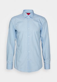 Camicia azzurra chiara con sottili righe verticali, chiusura a bottoni, maniche lunghe e colletto a punta, etichettata HUGO all'interno del colletto.