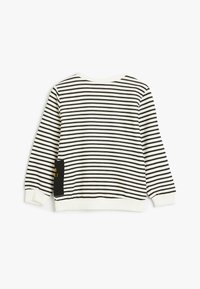 Sweter z paskami w czarno-białym kolorze. Posiada okrągły dekolt, długie rękawy oraz czarną kieszeń akcentującą z tekstem z przodu.