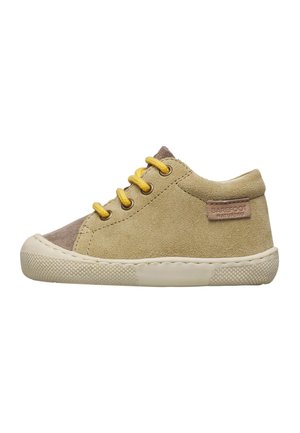 Scarpa per bambino in camoscio beige con lacci gialli, suola texturizzata color avorio e etichetta "Barefoot Naturino" sul lato.