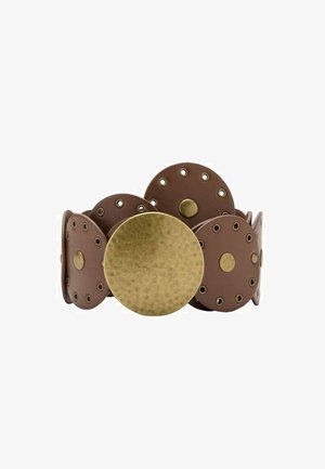 Brățară cu manșetă din piele maro, având accente circulare, un disc ciocănit auriu și elemente metalice cu nituri decorative.