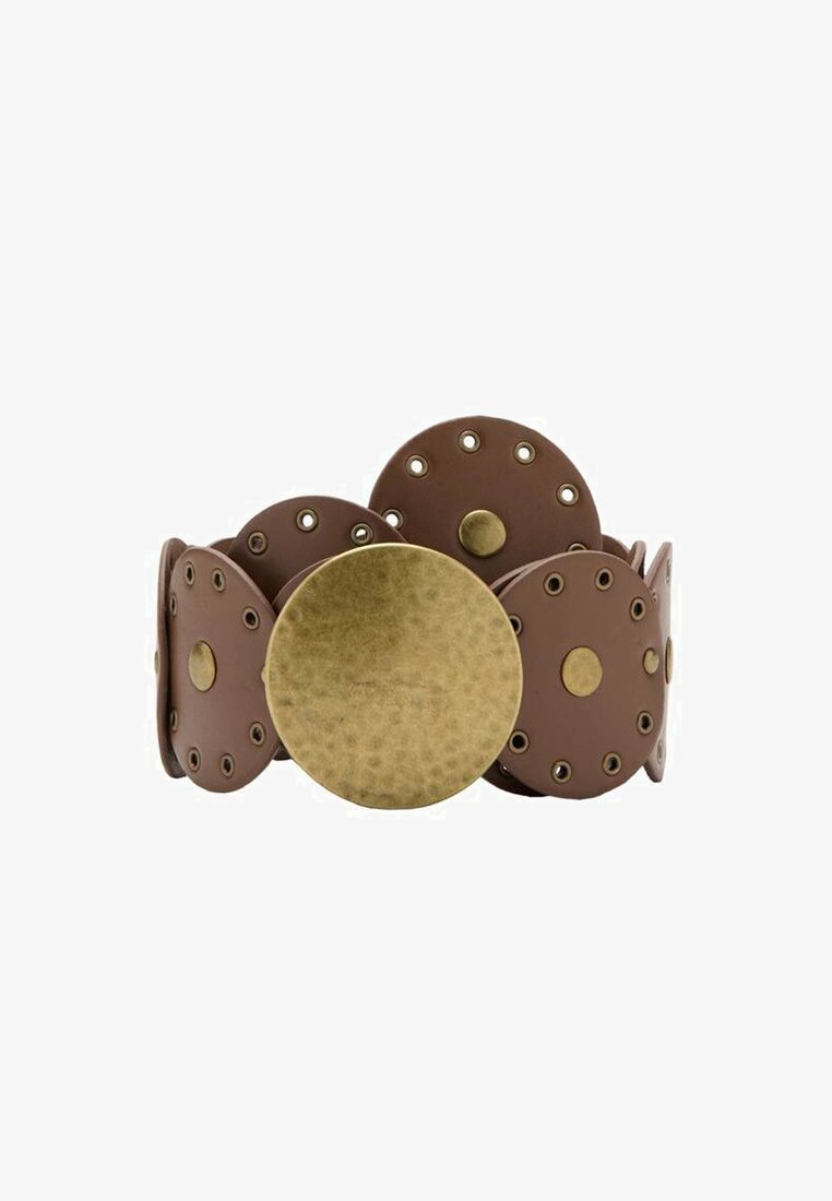 Rjavo usnjena zapestnica z manšetnim zapenjanjem, okrašena s krožnimi poudarki, ploščatim diskom v zlato barvi in kovinskimi dodatki z dekorativnimi zakovicami.