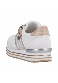 Weiße Sneaker mit strukturiertem Design, roségoldenen Akzenten, metallischen Beschlägen, gepolsterter Sohle und einem atmungsaktiven Netzpaneel an der Seite.