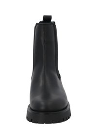 Svart chelsea boot i slät läder, med rund tå, elastiska sidopaneler och en tjock, räfflad gummisula.