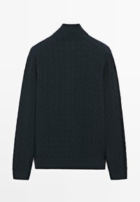 Maglione lavorato a maglia verde scuro con motivo a trecce, collo, polsini e orlo a coste, maniche lunghe e silhouette aderente.