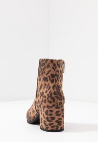 Madden Girl Kotníkové boty - black