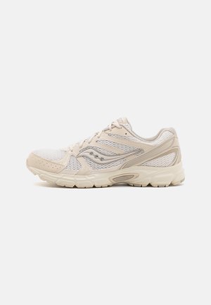 Beige Sportschuh mit Mesh-Obermaterial, synthetischen Überzügen und Gummisohle. Verfügt über reflektierende Akzente und ein niedriges Profil.
