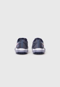 Pantofi sport navy cu un superior din plasă, model texturat, talpă intermediară albă și talpă exterioară din cauciuc negru cu detalii pentru tracțiune.