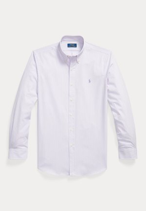 Langermet, hvit skjorte med knapper, tynne lavendelfargede vertikale striper, spiss krage og lite brodert logo på brystet.